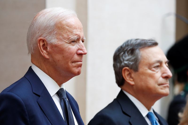 &copy; Reuters. バイデン米大統領（左）とイタリアのドラギ首相（右）が５月１０日にホワイトハウスで会談し、ロシアのウクライナ侵攻への対応などを巡り協議すると、米・イタリア両政府が２７日発表