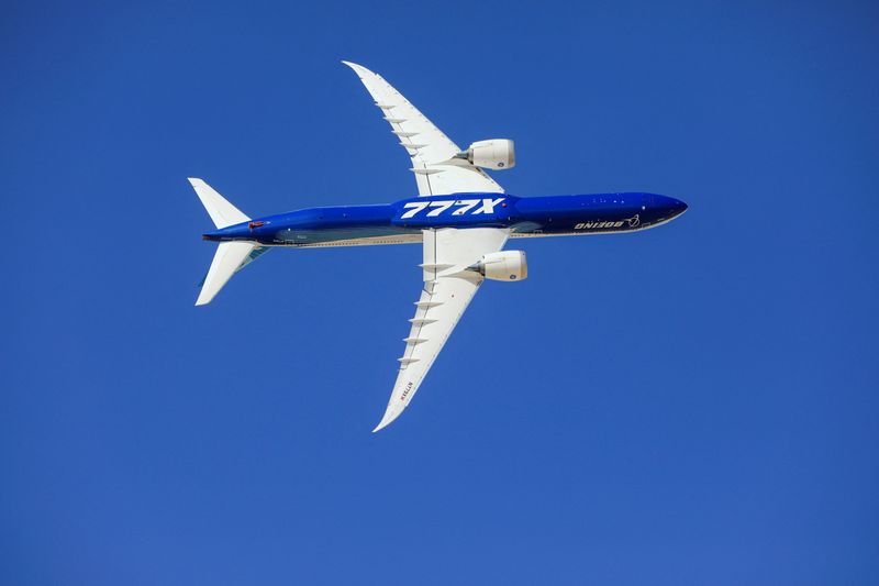 &copy; Reuters. 米航空機大手ボーイングは２７日、新型大型機７７７Ｘの生産を２０２３年まで停止すると発表した。昨年１１月、ドバイで撮影（２０２２ 年　ロイター／Rula Rouhana/File Photo）