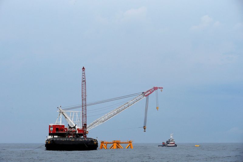 &copy; Reuters. FILE PHOTO: A crane hangs over the first jacket support structure installed to support a turbine for a wind farm in the waters of the Atlantic Ocean off Block Island, Rhode Island July 27, 2015.REUTERS/Brian Snyder