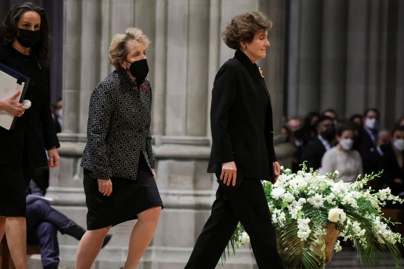 © Reuters. Anne Korbel Albright and Alice Patterson Albright, daughters of former Secretary of State Madeleine Albright, attend the late Secretary Albright's funeral at Washington National Cathedral in Washington, U.S., April 27, 2022. REUTERS/Evelyn Hockstein