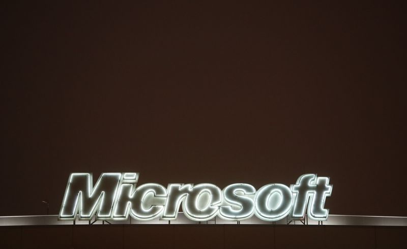 &copy; Reuters. صورة لشعار شركة مايكروسوفت فوق ظهر أحد المباني في موسكو. صورة من أرشيف رويترز 