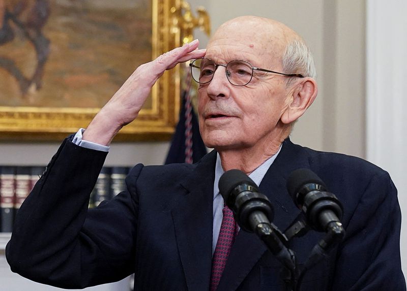 &copy; Reuters. FILE PHOTO: U.S. Supreme Court Justice Stephen Breyer gestures as he announces he will retire at the end of the court's current term, at the White House in Washington, U.S., January 27, 2022. REUTERS/Kevin Lamarque/File Photo