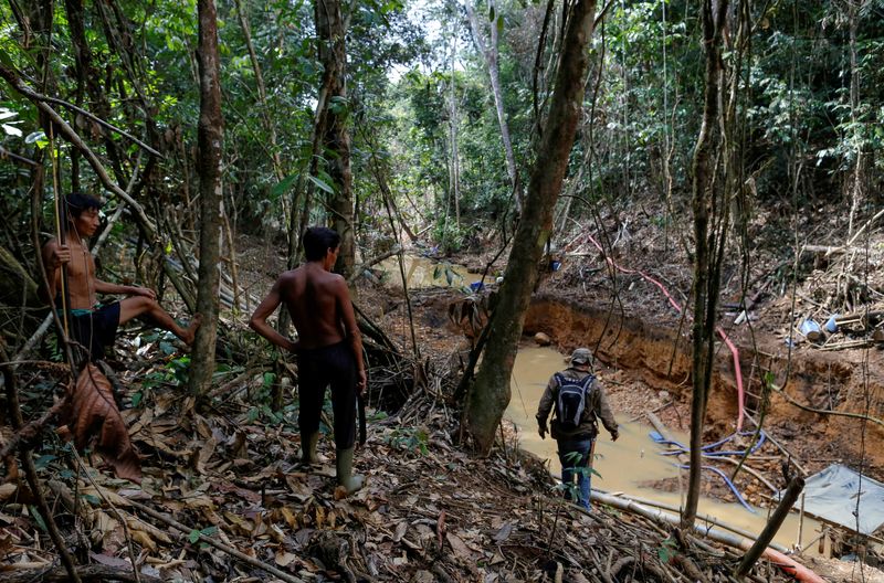 &copy; Reuters. Índios Yanomamis acompanham agentes ambientais durante operação contra garimpo em terra indígena na floresta amazônica em Roraima
17/04/2016 REUTERS/Bruno Kelly