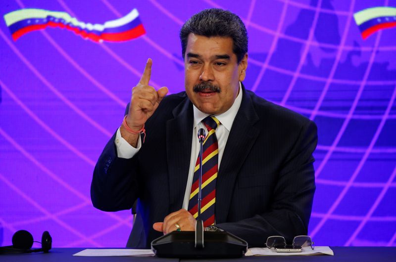 &copy; Reuters. FOTO DE ARCHIVO-El presidente de Venezuela, Nicolás Maduro, habla junto al viceprimer ministro ruso, Yury Borisov (fuera de la foto), tras la firma de documentos durante un acuerdo bilateral en el Palacio de Miraflores durante su visita a Caracas, Venezu