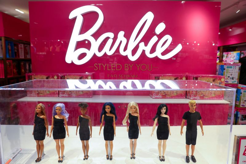 &copy; Reuters. FILE PHOTO: Barbie dolls, a brand owned by Mattel, are seen at the FAO Schwarz toy store in Manhattan, New York City, U.S., November 24, 2021. REUTERS/Andrew Kelly