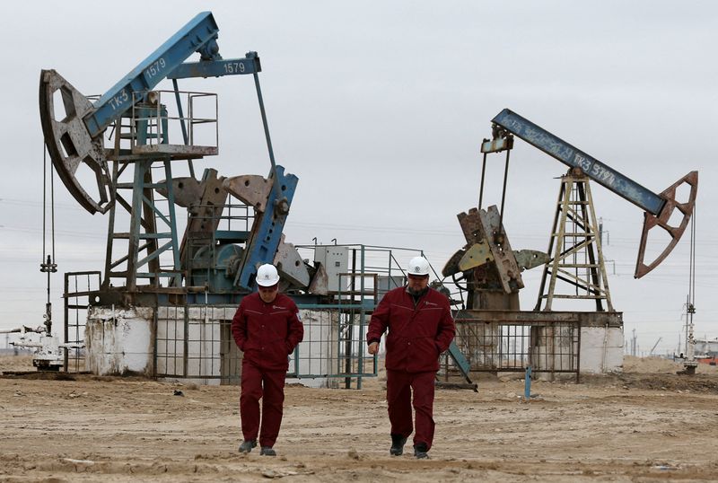 &copy; Reuters. Trabalhadores em campo de petróleo e gás no Cazaquistão. 
13/11/2021 
REUTERS/Pavel Mikheyev