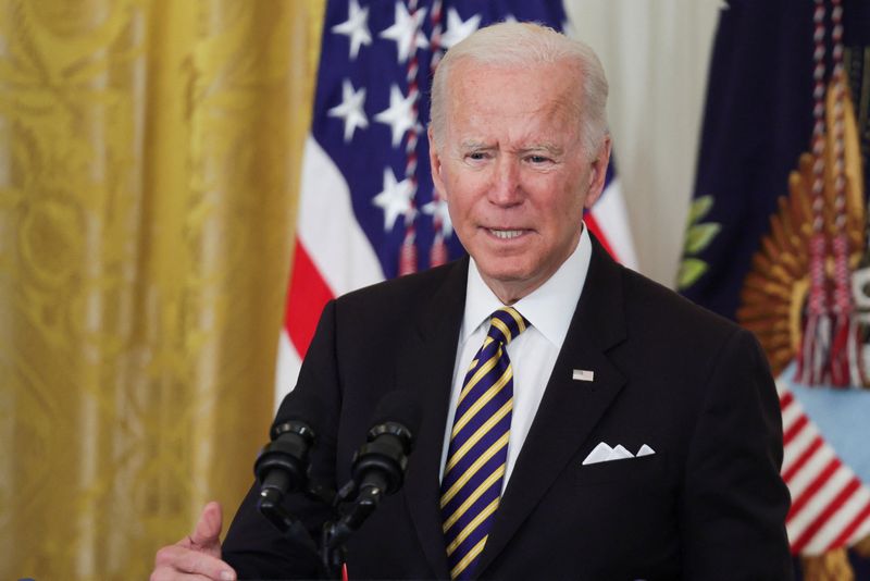 © Reuters. U.S. President Joe Biden delivers remarks during the Council of Chief State School Officers' 2022 National and State Teachers of the Year event, in the East Room at the White House, in Washington, U.S., April 27, 2022. REUTERS/Evelyn Hockstein