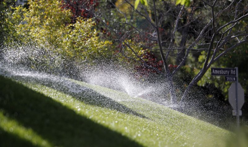&copy; Reuters. FILE PHOTO: Sprinklers spray water on grass in Los Angeles March 31, 2010.  REUTERS/Mario Anzuoni/File Photo
