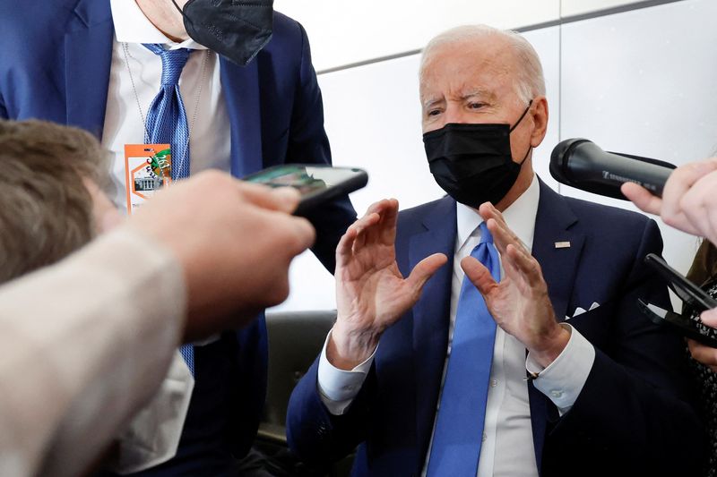 &copy; Reuters. FILE PHOTO: U.S. President Joe Biden speaks to reporters in the press cabin en route from Seattle to Philadelphia aboard Air Force One, U.S. April 22, 2022. REUTERS/Jonathan Ernst/File Photo