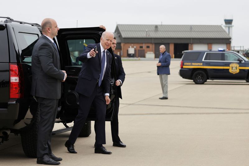 &copy; Reuters. FILE PHOTO: U.S. President Joe Biden arrives to board Air Force One at Delaware Air National Guard Base, in New Castle, Delaware, U.S., April 25, 2022.  REUTERS/Tasos Katopodis/File Photo