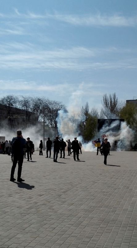 &copy; Reuters.     ロシア軍が占領しているウクライナ南部ヘルソンで２７日、住民の抗議集会を散会させるためロシア軍が催涙ガスや音響閃光弾（スタングレネード）を使用したと、ウクライナ検事総長