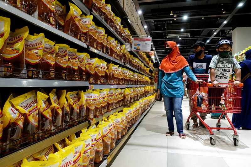 &copy; Reuters. FILE PHOTO: People shop for cooking oil made from oil palms at a supermarket in Jakarta, Indonesia, March 27, 2022. REUTERS/Willy Kurniawan