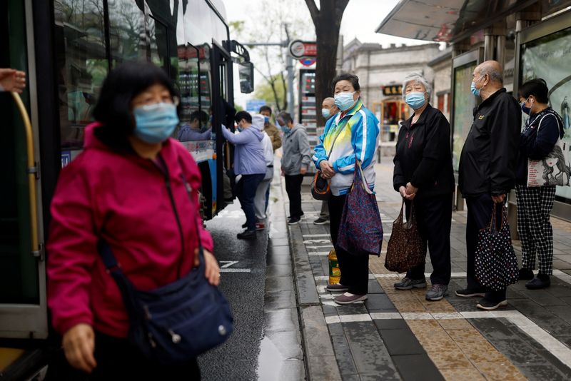 &copy; Reuters. 　４月２８日、中国・北京市は、２７日に新たに確認された新型コロナウイルス感染者が５０人と、前日の３４人から増えたと発表した。市民２２００万人の大半を対象とした集団検査が始