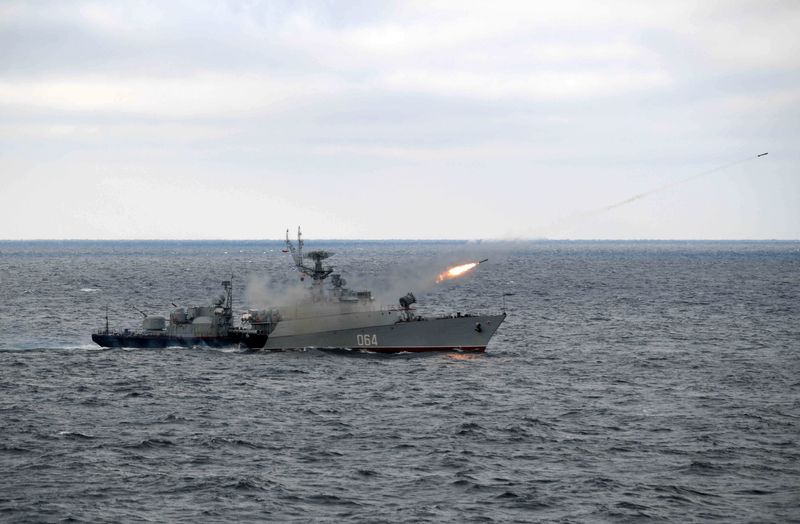 &copy; Reuters. FILE PHOTO: Russian anti-submarine corvette Muromets fires during the joint drills of the Northern and Black Sea fleets, attended by Russian President Vladimir Putin, in the Black Sea, off the coast of Crimea January 9, 2020. Sputnik/Alexei Druzhinin/Kre