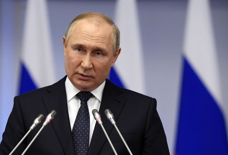 Ukraine: Poutine avertit l'Occident de représailles fulgurantes en cas d'ingérence