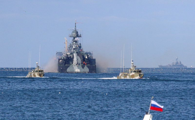 &copy; Reuters. لقطة لسفن تابعة للبحرية الروسية قرب ميناء سيفاستبول في القرم في البحر الأسود يوم 16 فبراير شباط 2022. تصوير: أليكسي بافليشاك - رويترز.  