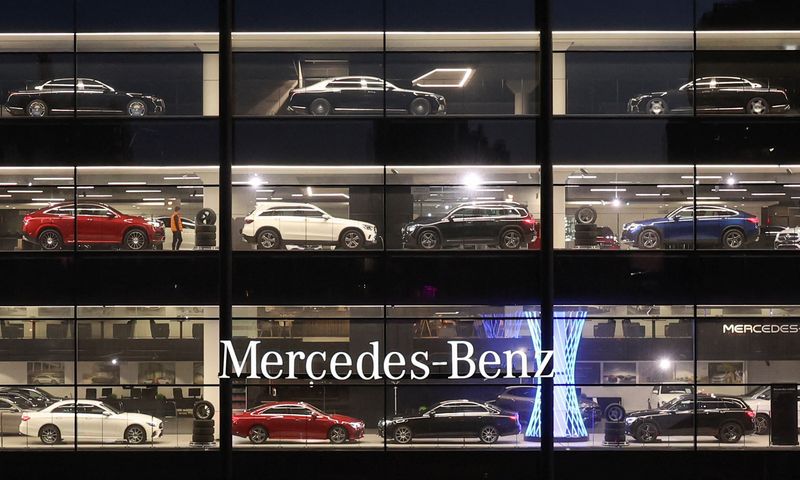 &copy; Reuters. Mercedes-Benz cars are on display for sale at a showroom in Saint Petersburg, Russia April 21, 2022. Picture taken April 21, 2022. REUTERS/Anton Vaganov