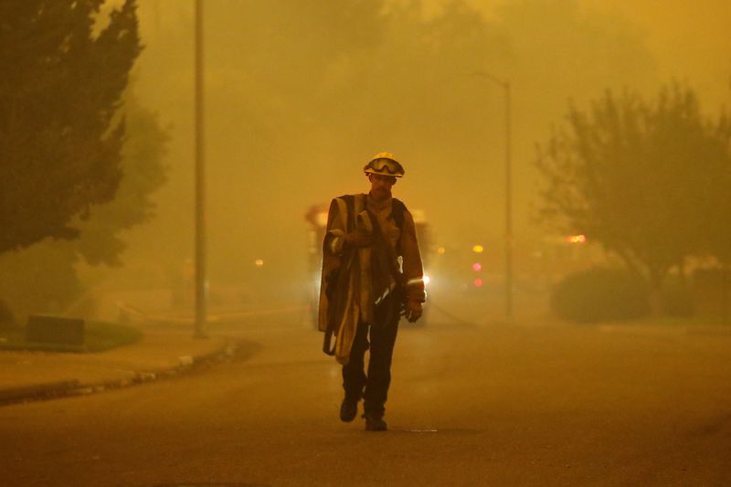 &copy; Reuters. 　４月２５日、干ばつの被害に悩む米国西部に、再び森林・原野火災の季節が迫っている。写真はカリフォルニア州サンタローザで消火活動に当たる消防隊員。２０２０年９月撮影（２０２