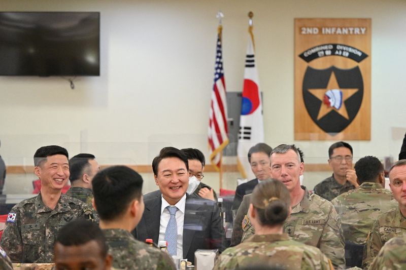 &copy; Reuters. El presidente electo de Corea del Sur, Yoon Suk-yeol, habla con oficiales militares durante su visita a la Guarnición Humphreys del Ejército de Estados Unidos en Pyeongtaek, Corea del Sur, 7 de abril de 2022. REUTERS/Fuerzas estadounidenses de Corea/Yon