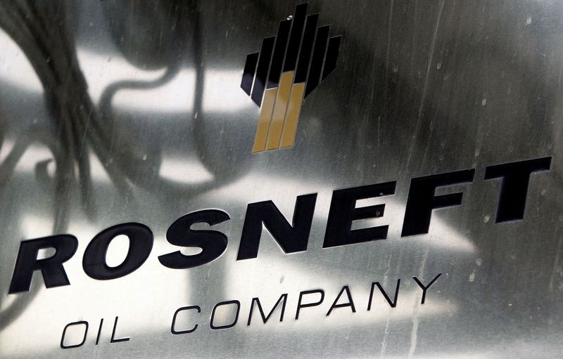 &copy; Reuters. FILE PHOTO: A logo of Russian state oil firm Rosneft is seen at its office in Moscow, October 18, 2012. REUTERS/Maxim Shemetov/File Photo