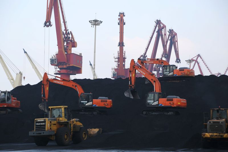 &copy; Reuters. FILE PHOTO: Workers operate loaders unloading imported coal at a port in Lianyungang, Jiangsu province, China December 5, 2019. REUTERS/Stringer