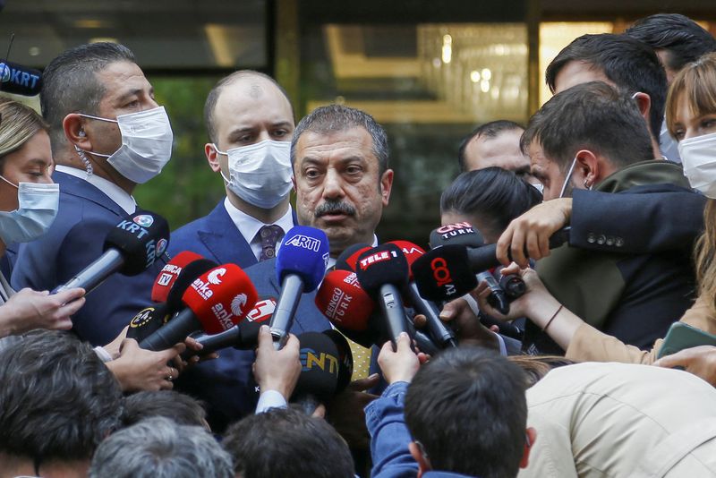 &copy; Reuters. محافظ البنك المركزي التركي شهاب قوجي أوغلو متحدثا إلى وسائل الإعلام في أنقرة في صورة من أرشيف رويترز. 