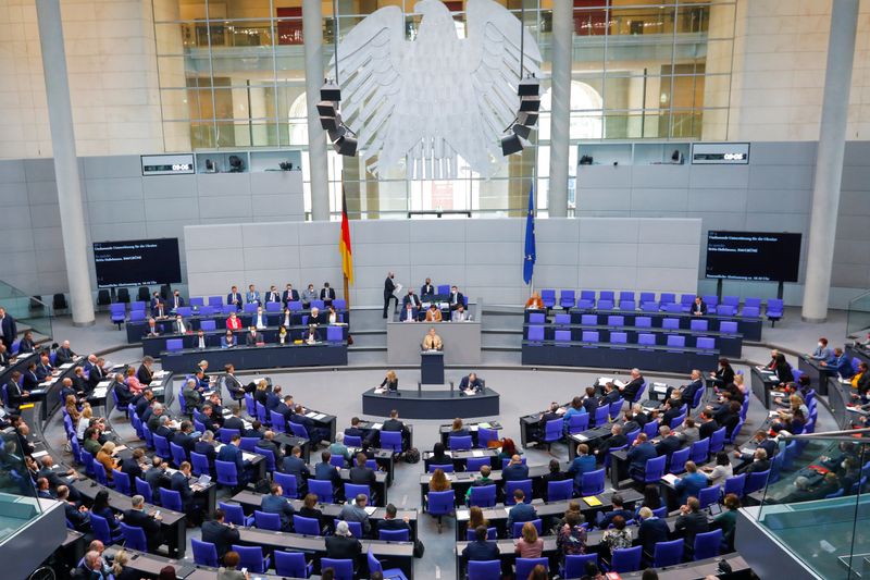 &copy; Reuters. منظر عام لقاعة مجلس النواب في البرلمان الألماني قبل مناقشة حول خطة دعم شاملة لأوكرانيا في برلين يوم 28 أبريل نيسان 2022. تصوير: ميشيل تانتوسي - ر