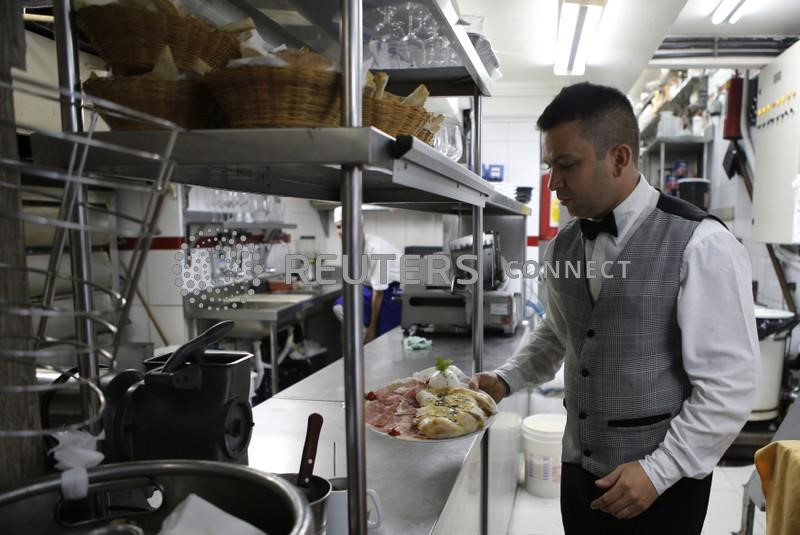 &copy; Reuters. Garçom trabalha em restaurante no Rio de Janeiro
22/10/2013
REUTERS/Sergio Moraes