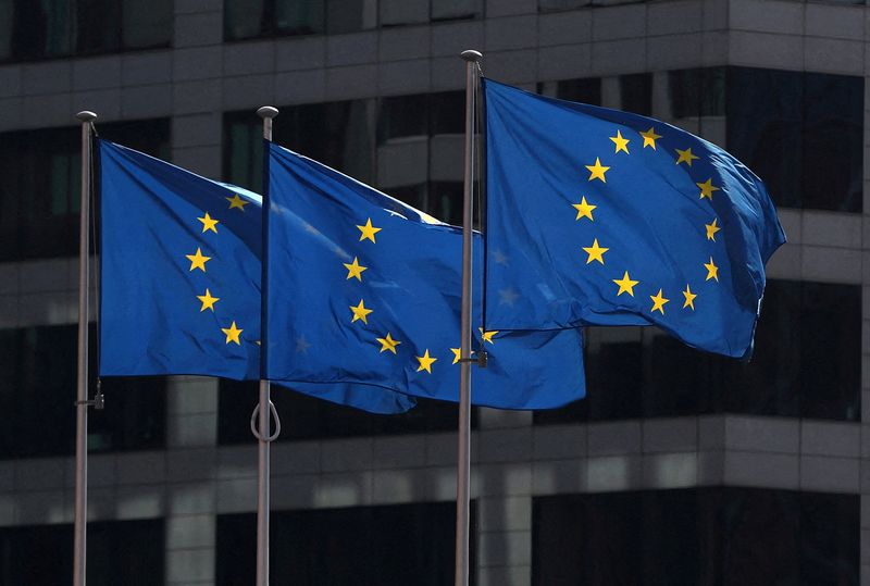 &copy; Reuters. Alcune bandiere dell'Unione europea a Bruxelles, davanti la sede della Commissione europea. REUTERS/Yves Herman/