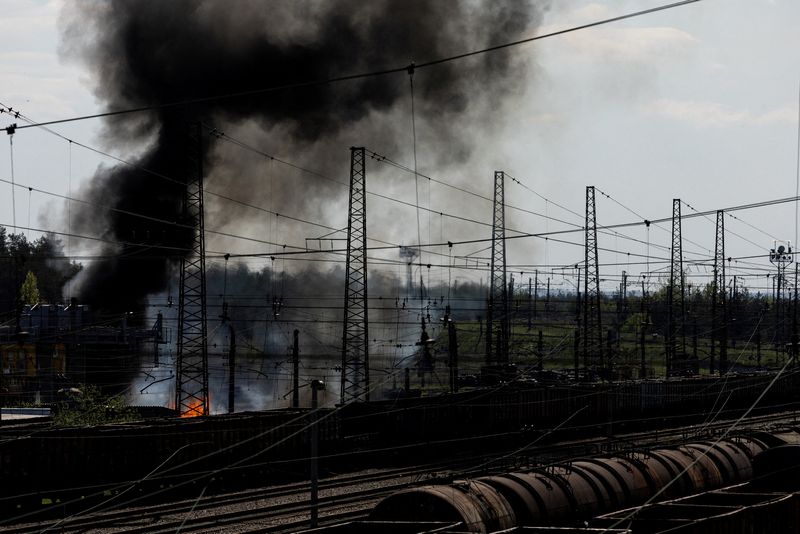 &copy; Reuters. Fumaça após ataque militar em unidade próxima a estação ferroviária de Lyman, na região ucraniana de Donetsk
28/04/2022 REUTERS/Jorge Silva