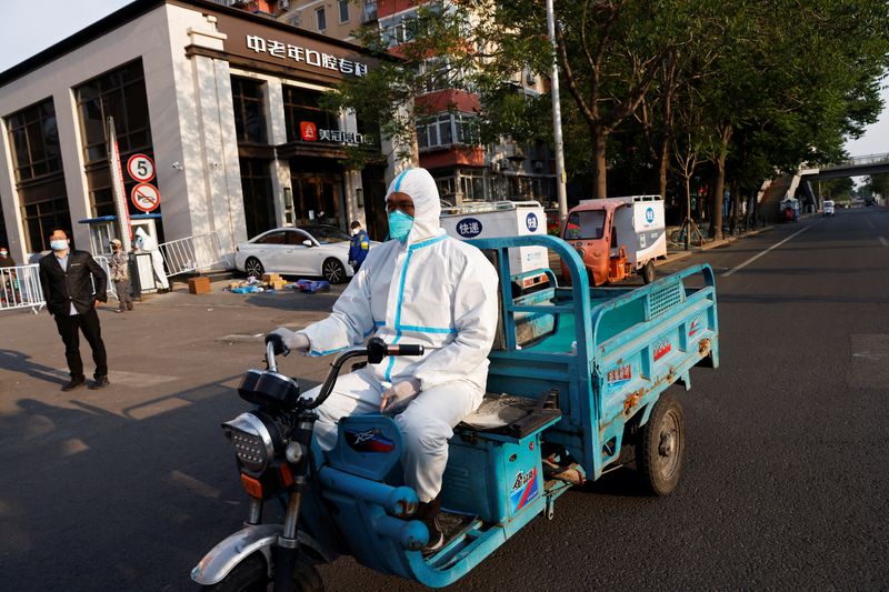 &copy; Reuters. Funcionário em trajes de proteção dirige veículo por área em confinamento contra Covid-19 em Pequim
28/04/2022 REUTERS/Carlos Garcia Rawlins