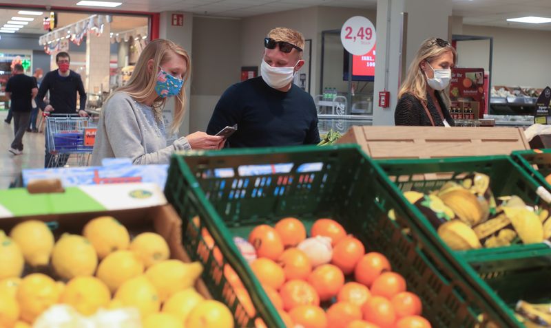 &copy; Reuters. FILE PHOTO: People shop in a supermarket in Bad Honnef near Bonn, Germany, April 27, 2020. REUTERS/Wolfgang Rattay