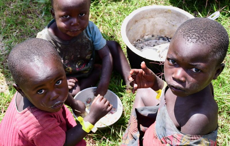 &copy; Reuters. أطفال من الكونجو يتشاركون وجبة طعام في مخيم مؤقت في أوغندا في العاشر من نوفمبر تشرين الثاني 2021. تصوير: أبوبكر لوبوا - رويترز. 