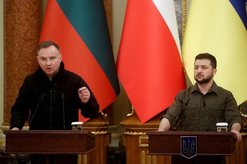 &copy; Reuters. FILE PHOTO: Ukrainian President Volodymyr Zelenskiy and Polish President Andrzej Duda attend a joint news briefing with Lithuanian President Gitanas Nauseda, Latvian President Egils Levits and Estonian President Alar Karis (not pictured), as Russia's atta