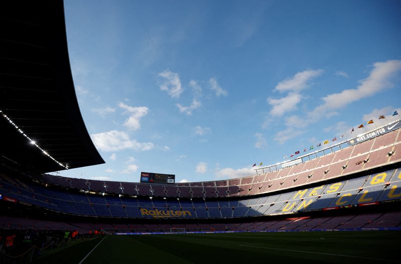&copy; Reuters. مشهد من داخل ملعب نادي برشلونة الشهير كامب نو قبل المباراة التي جمعت الفريق مع ضيفه إشبيلية يوم 3 أبريل نيسان 2022. تصوير: ألبرت خيا - رويترز