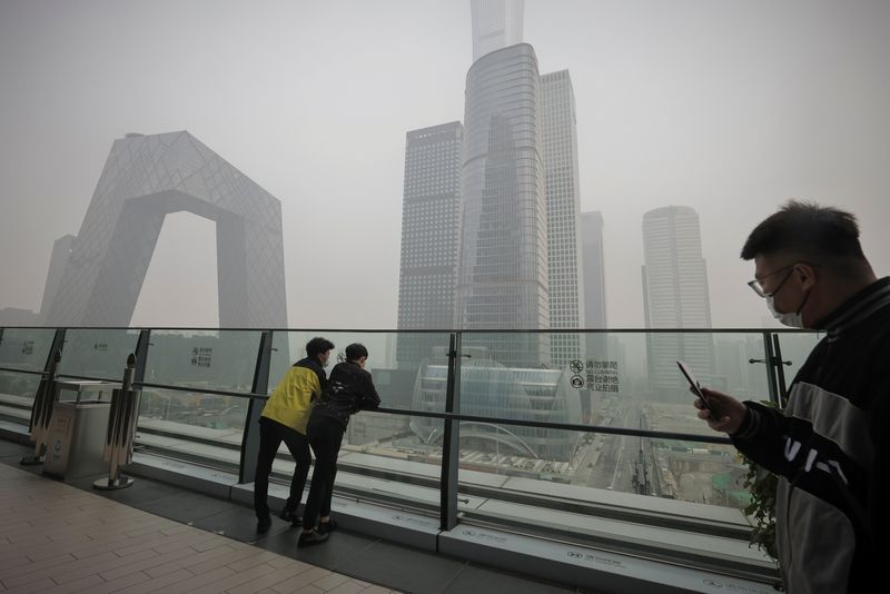 &copy; Reuters. FILE PHOTO: People overlook the skyline of the Central Business District on a polluted day in Beijing, China, November 5, 2021.  REUTERS/Thomas Peter