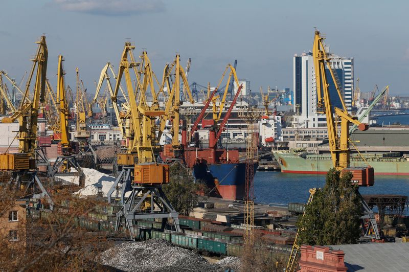 © Reuters. Imagen de archivo de una vista general de las instalaciones en el puerto de Odesa, en el mar Negro, Ucrania. 4 de noviembre, 2016. REUTERS/Valentyn Ogirenko