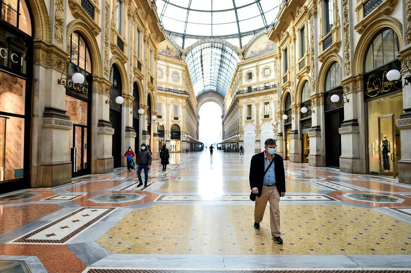 &copy; Reuters. FILE PHOTO: People wearing masks walk in the Galleria Vittorio Emanuele II as Lombardy tightens restrictions due to a surge in the number of the coronavirus disease (COVID-19) infections in the region, in Milan, Italy, March 5, 2021. REUTERS/Flavio Lo Sca