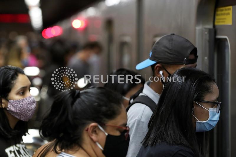 &copy; Reuters. Pessoas se juntam para entrar em um trem em estação de metrô de São Paulo
25/06/2020
REUTERS/Amanda Perobelli