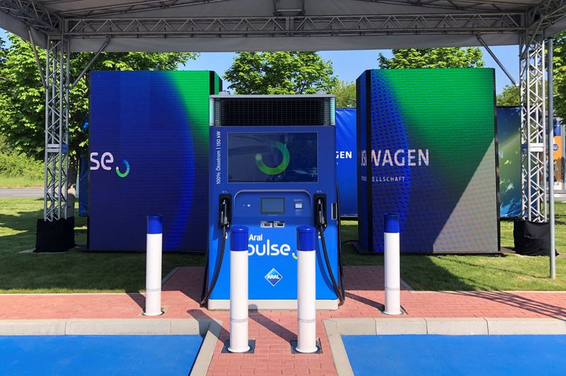 © Reuters. An e-car charging station of Europe's top carmaker Volkswagen and Aral, BP’s German retail sites is pictured as the two companies are announcing to deepen their electric charging partnership in Duesseldorf, Germany, April 28, 2022. REUTERS/Christoph Steitz