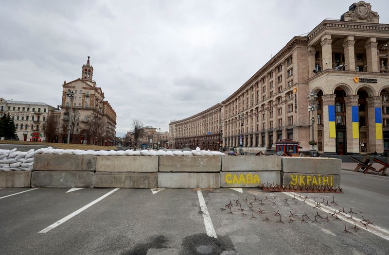 &copy; Reuters. Rua bloqueada em Kiev
05/03/2022
REUTERS/Serhii Nuzhnenko