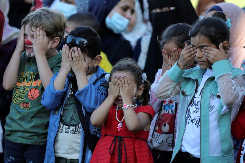 &copy; Reuters. FILE PHOTO: Palestinian children participate in a mental health support session in Khan Younis in the southern Gaza Strip, June 6, 2021. REUTERS/Ibraheem Abu Mustafa