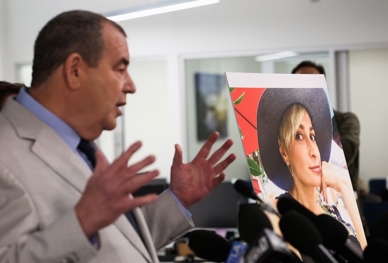&copy; Reuters. FILE PHOTO: Brian Panish, lead attorney for late cinematographer Halyna Hutchins speaks to media next to her picture, in Los Angeles, California, U.S., February 15, 2022. REUTERS/Mario Anzuoni/File Photo