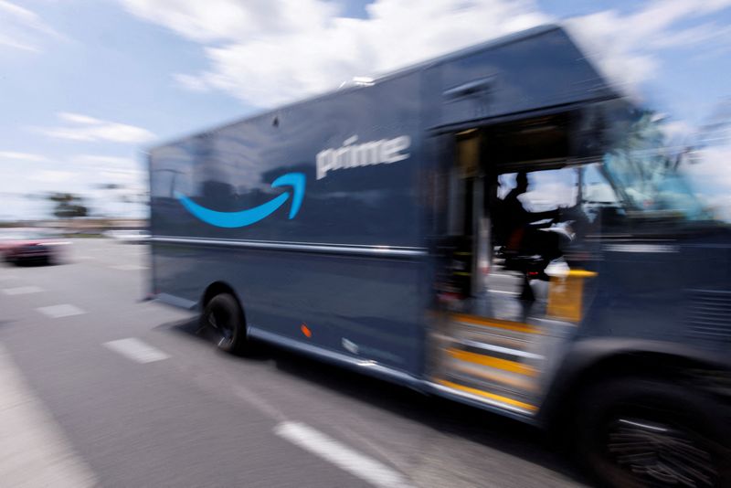 &copy; Reuters. FOTO DE ARCHIVO: Una furgoneta de reparto de Amazon Prime es conducida por una calle de la ciudad en Garden Grove, California, Estados Unidos. 29 de marzo de 2022.  REUTERS/Mike Blake/