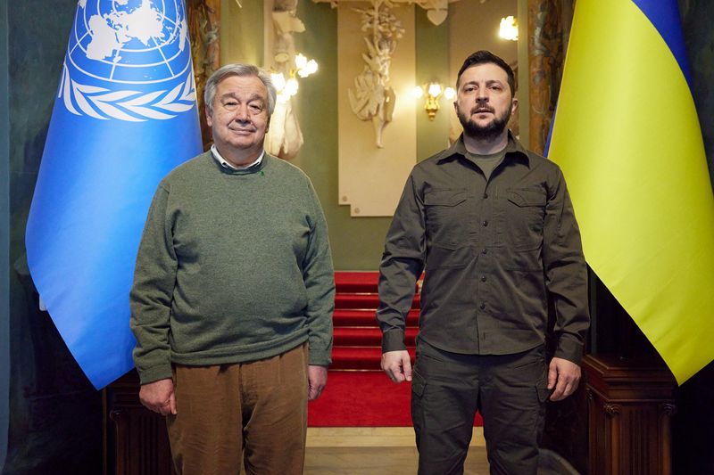 &copy; Reuters. Secretário-geral da ONU, António Guterres, e presidente da Ucrânia,  Volodymyr Zelenskiy, em Kiev
28/04/2022
Serviço de Imprensa da Presidência da Ucrânia/Divulgação via REUTERS