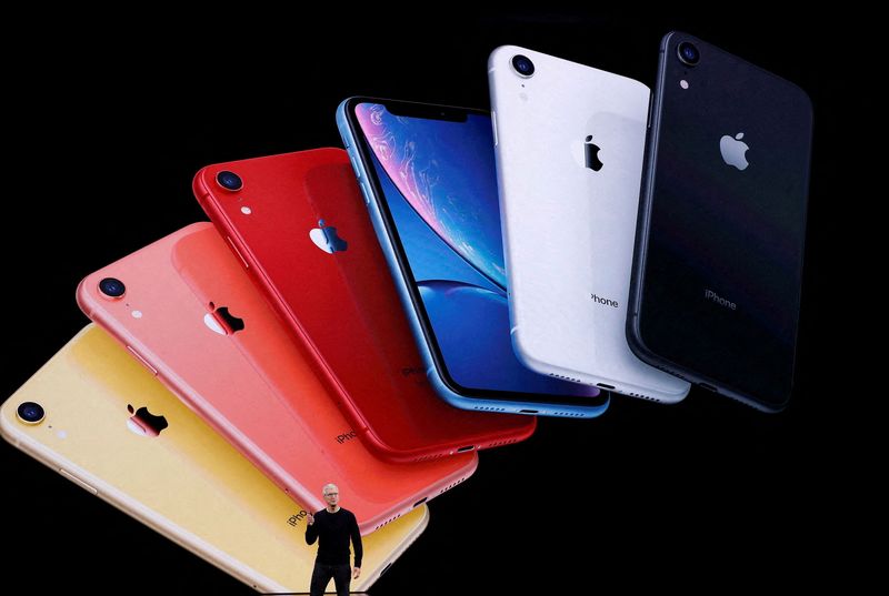 &copy; Reuters. IMAGEN DE ARCHIVO. El CEO de Apple, Tim Cook, presenta el nuevo iPhone 11 en un evento de la compañía en su sede en Cupertino, California, EEUU. Septiembre 10, 2019. REUTERS/Stephen Lam
