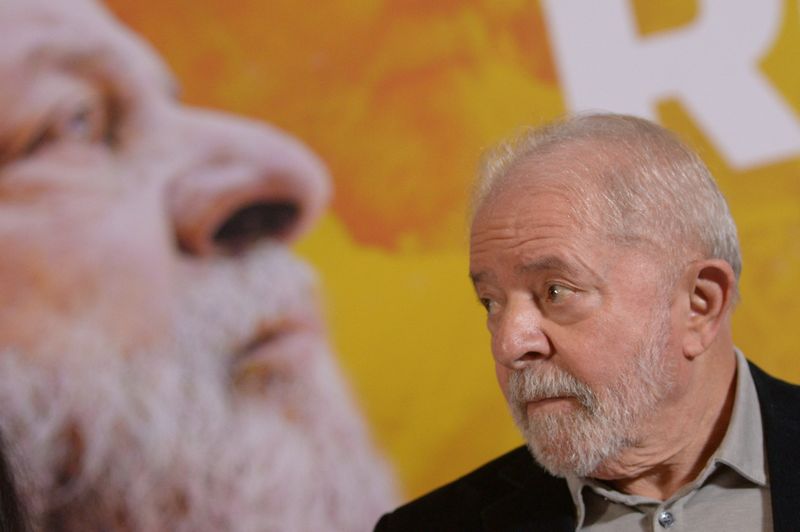 &copy; Reuters. El expresidente de Brasil Luiz Inacio Lula da Silva asiste a una conferencia de prensa después de reunirse con el partido Rede Sustentabilidade en Brasilia, Brasil 28 de abril de 2022. REUTERS/Andressa Anholete. NO DISPONIBLE PARA REVENTA NI ARCHIVO.