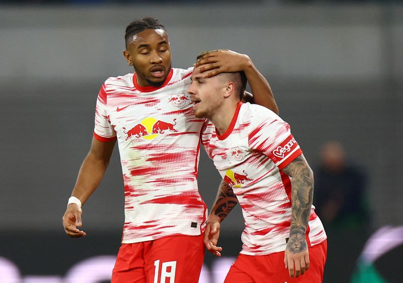 &copy; Reuters. Angeliño e Nkunku comemoram gol da vitória do RB Leipzig contra o Rangers
28/04/2022
REUTERS/Lisi Niesner