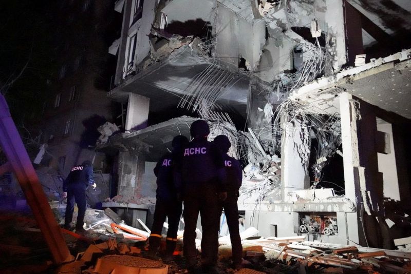 © Reuters. Rescuers work at a site of a building damaged by a missile strike, as Russia's attack on Ukraine continues, in Kyiv, Ukraine April 28, 2022. Press service of the State Emergency Service of Ukraine/Handout via REUTERS ATTENTION EDITORS - THIS IMAGE HAS BEEN SUPPLIED BY A THIRD PARTY.