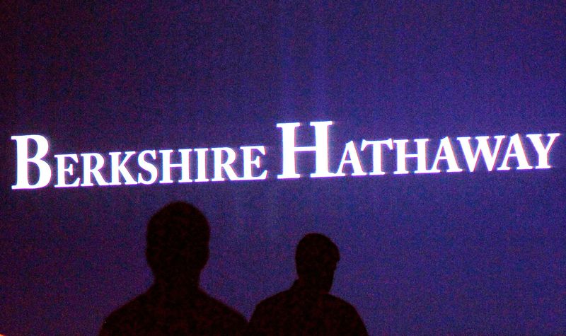 &copy; Reuters. FILE PHOTO: Berkshire Hathaway shareholders walk by a video screen at the company's annual meeting in Omaha May 4, 2013. REUTERS/Rick Wilking